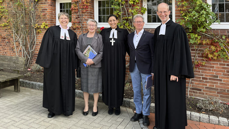 Von links nach rechts: Pastorin Dorthe Kallasch-Raunig, Susan Hanske, Pröpstin Rebecca Lenz, Karl Knuth, Pastor Tobias Drömann