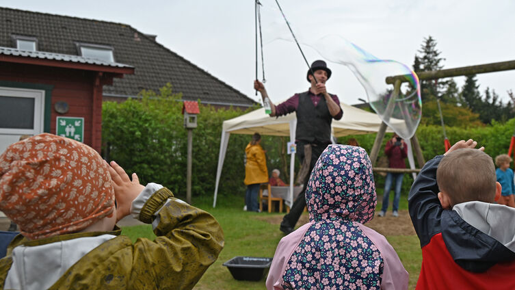 Seifenblasenshow beim Jubiläum (Foto: Ahrens)