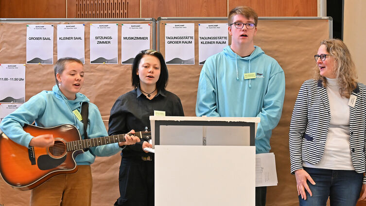 Andacht der Jugendvertretung mit (v.l.n.r.) Carolin Hansen, Saxia Steffen und Max Hülsmann sowie Andrea Stoltenberg (Foto: Ahrens)