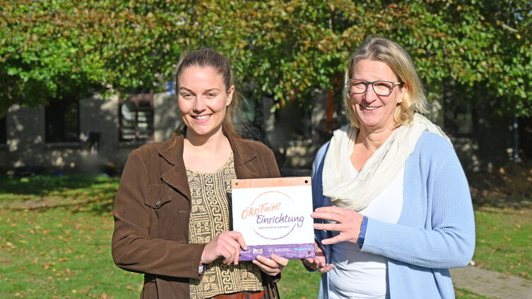 Lisa Lützen (links) übergibt Ulrike Prinz-Knutzen die oekofaire Plakette (Foto: Ahrens)