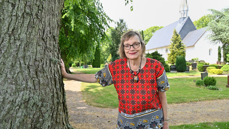 Susanne Thiesen vor der St. Johannes-Kirche in Toestrup (Foto: Ahrens)