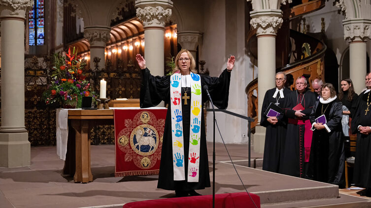 Nora Steen erhielt bei ihrer Einführung als Bischöfin im Sprengel Schleswig und Holstein eine farbenfrohe Stola, die die Kinder aus dem Kindergottesdienst zuvor mit ihren Händen bedruckt hatten. Foto: Tim Riediger, Nordkirche