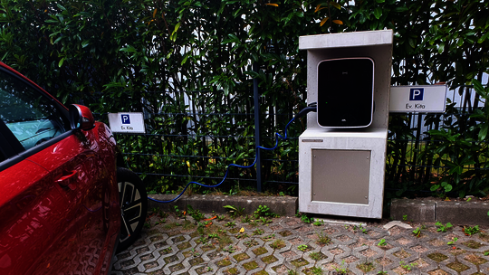 Die neu installierte Ladesäule