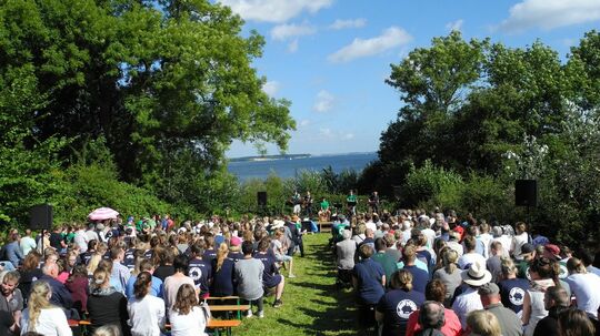 500 Menschen feiern gemeinsam beim Open Air Gottesdienst