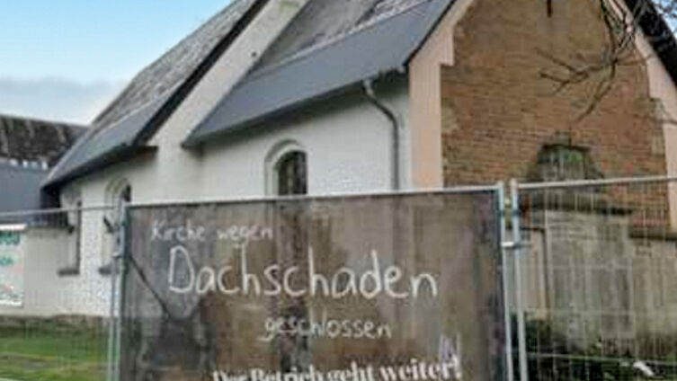 Kirche nuebel dachschaden