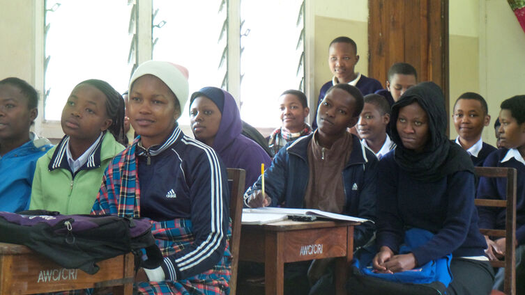 Schulerinnen im Angaza Women Centre Tanzania
