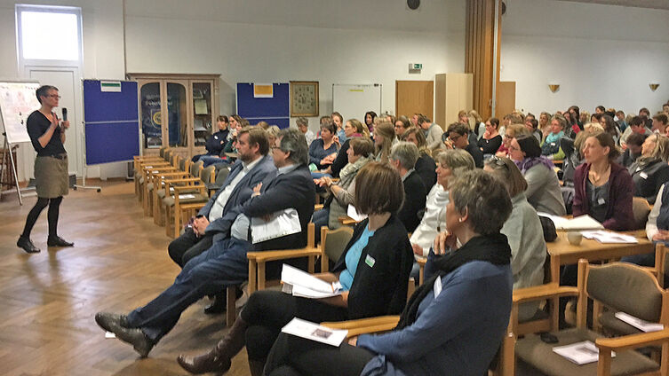 2016 11 16 Vollbesetztes B rgerhaus Deitert referiert Foto Lenz