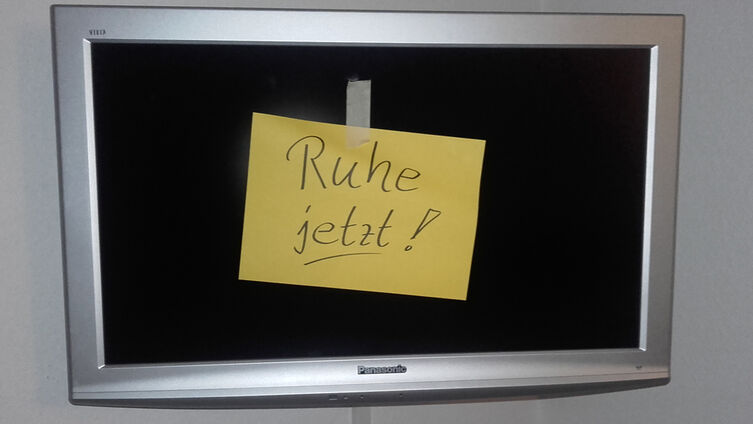 Pausierender Fernseher mit Ruhe jetzt Blatt
