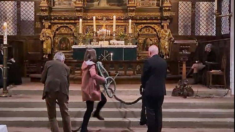 Symbolische Handlung: VertreterInnen der drei Gemeinden knüpfen im Gottesdienst gemeinsam ein Seil | Foto: Matz