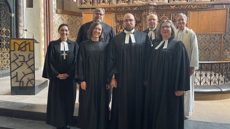 Ordination im Dom: Vlnr hinten Propst Helgo Jacobs, Bischof Gothart Magaard, Bischöfin Dagmar Winter von der Partnerkirche Ely, vorne Pröpstin Rebecca Lenz, Pastorin Rebekka Tibbe, Pastor Daniel Karstens, Pastorin Kristina Fiedler