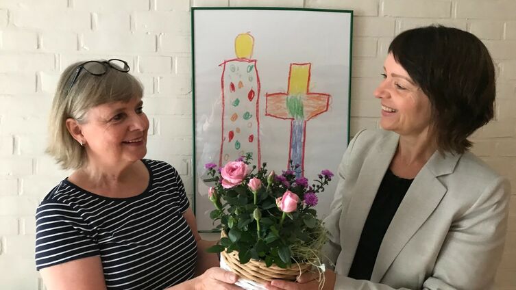 Katja Bär (rechts) gratuliert Susanne Sigaard-Madsen