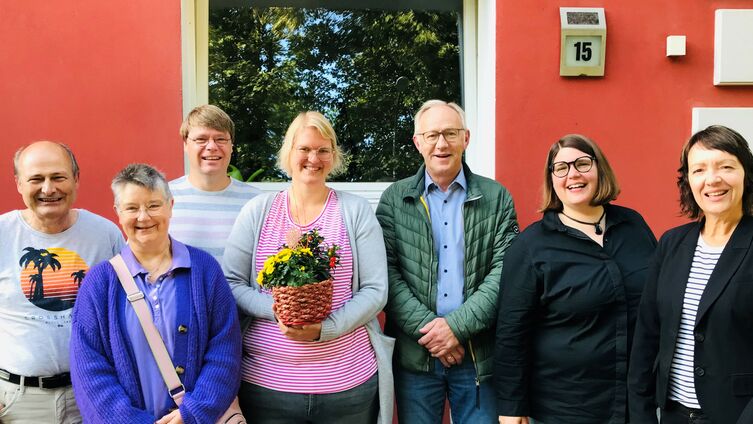 Vertreter*innen der Kirchengemeinde, der Gemeinde und des Kitawerks begrüßen die neue Kitaleiterin von Sörup, Mareike Fischer