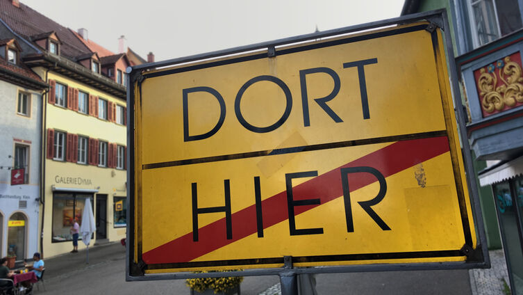 Schild Dort Hier Foto Johannes Ahrens
