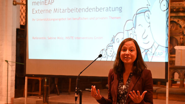 Sabine Welz stellt EAP auf Mitarbeiterinnenveranstaltungen vor / Foto Ahrens
