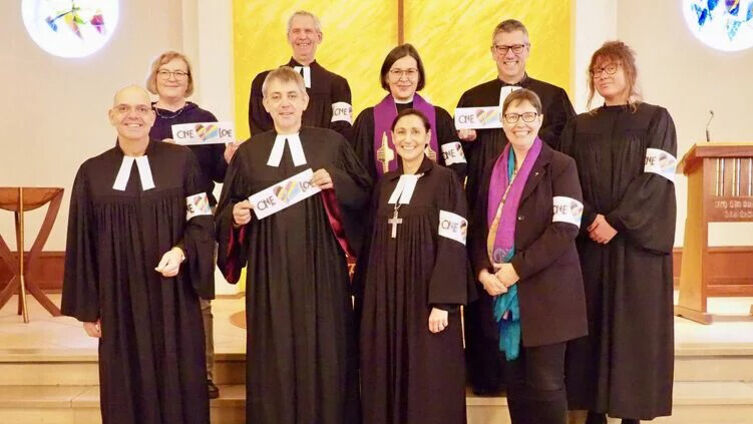 Pastor*innen setzen ein Zeichen für Onelove