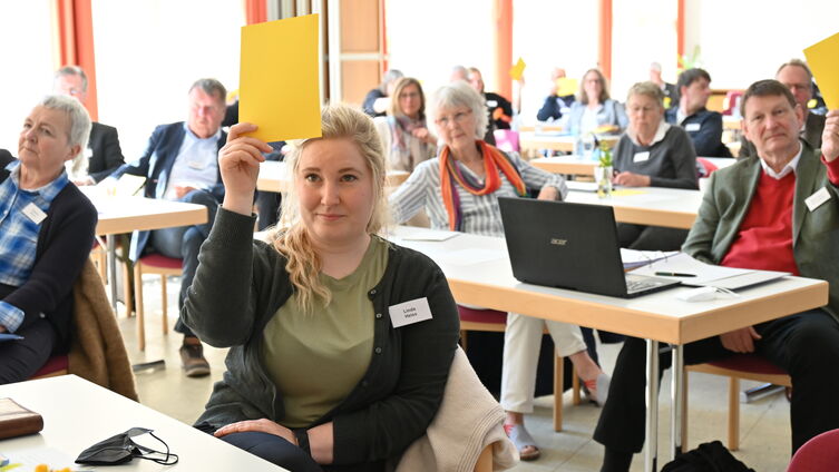 Linda Heiss, Vorsitzende des Ausschuss zur Bewahrung der Schöpfung, bei der Abstimmung. Foto: Ahrens