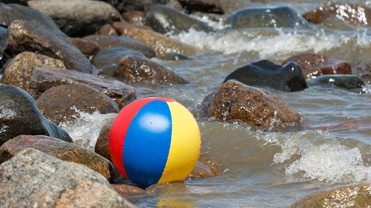 Badeball im Wasser