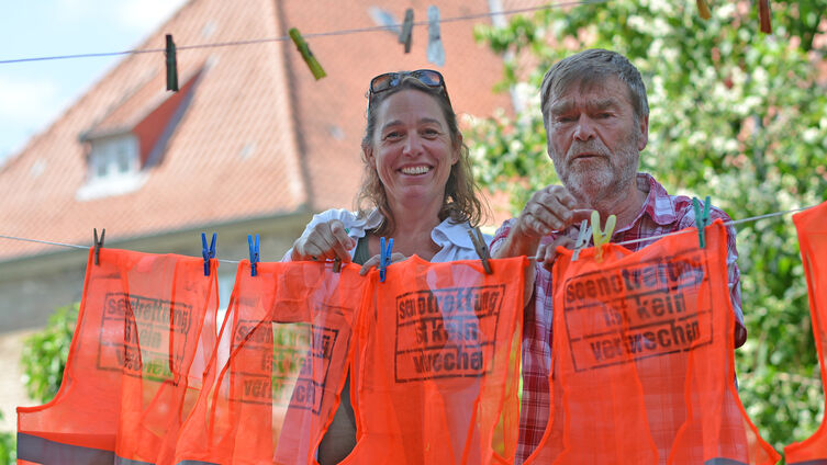 Bespruht getrocknet und versandbereit Mareike Brombacher und Fritz La bereiten die Solidaritatsaktion vor II Foto Pfaff