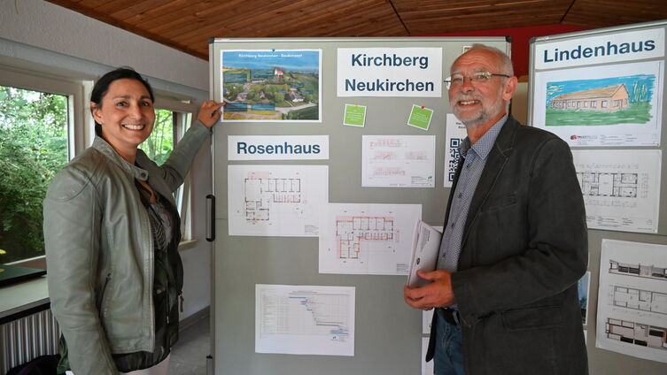 Pröpstin Rebecca Lenz und Norbert Limberg betrachten die Pläne: So soll das Rosenhaus auf dem Kirchberg Neukirchen saniert werden. Foto: Ahrens