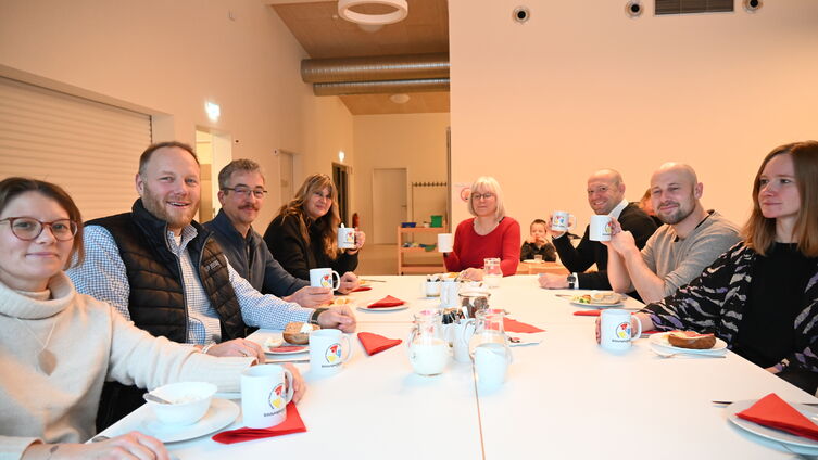 Dankesfrühstück: vlnr Rike Urner (Kita), Andreas Jordt (GP Joule), Werner Dopatka und Kerstin Rieseler-Sprung (Bürgerwindpark Medelby), Ilse von Schudnat (Kindercampus), Lennart Kornblum-Maaß und Mirko Johannsen (Kitawerk), Steffi Forchhammer (Schule)