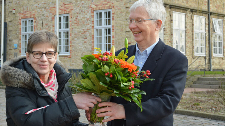 Letzte Synode: Präses Henning Lüthke überreicht Pröpstin Lenz-Aude Blumen (Foto: Ahrens)