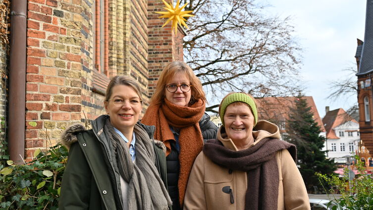 Diakoniepastorin Birgit Lunde (links) vergibt Spenden an den Bürgerfond unter anderem an Klientinnen von Carolin Thomsen und Ulrike Scheen vom Frauennotruf. Foto: Ahrens