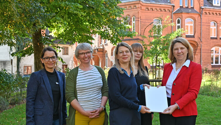 Übergabe des Förderbescheids: Vlnr.: Burcu Oya Bizer (JA Schleswig), Inga Jochem, Pastorin Birgit Lunde und Marlen Stickel (alle Diakonisches Werk) und Ministerin Kerstin von der Decken