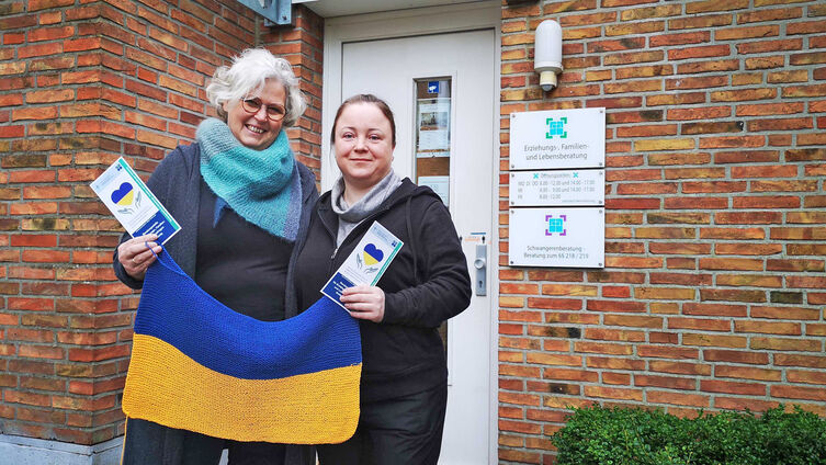 Christine Le Coutre und Ganna Lochokka vor der Beratungsstelle für Erziehungs-, Familien- und Lebensfragen des Diakonischen Werks im Kirchenkreis Schleswig-Flensburg. Foto: Thorge Rühmann