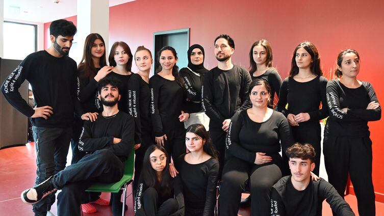 Die SchauspielerInnen und TänzerInnen des Migrationstheaterprojektes 2023
