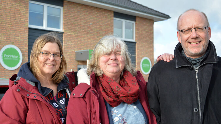 Hanna Schulze, Ursula Einsieder und Volker Wendt vor den neuen Räumen (Foto: Ahrens)