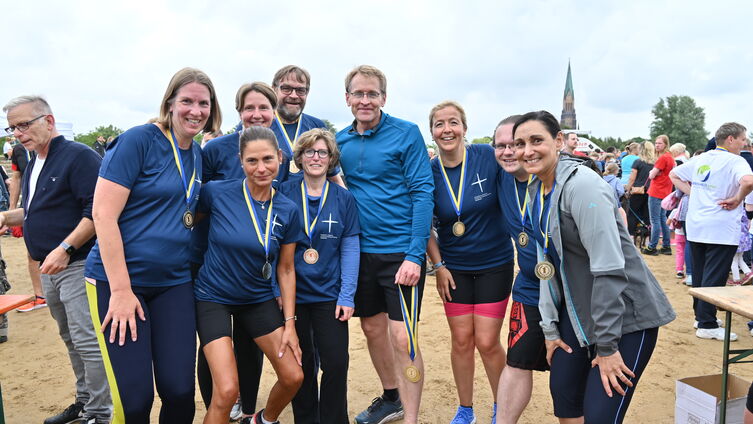 Das Laufteam des Kirchenkreises Schleswig-Flensburg, Pröpstin Rebecca Lenz und Propst Helgo Jacobs sowie Ministerpräsident Daniel Günther am Start beim Inklusionslauf. Foto: Ahrens