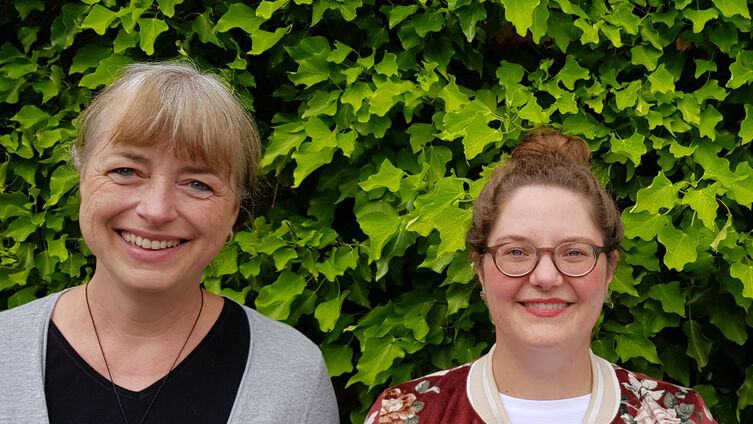 Die Pastorinnen Silke Nicoline Hansen (links) und Sara Burghoff (rechts) werden aus Adelby verabschiedet