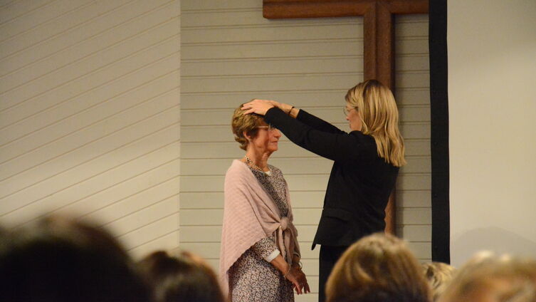 Diakoniepastorin Birgit Lunde spricht Annedore Rönnau den Segen zu. Foto: Kapitzke
