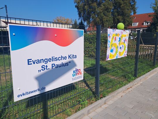 Schild Ev. Kita St. Paulus feiert Jubiläum